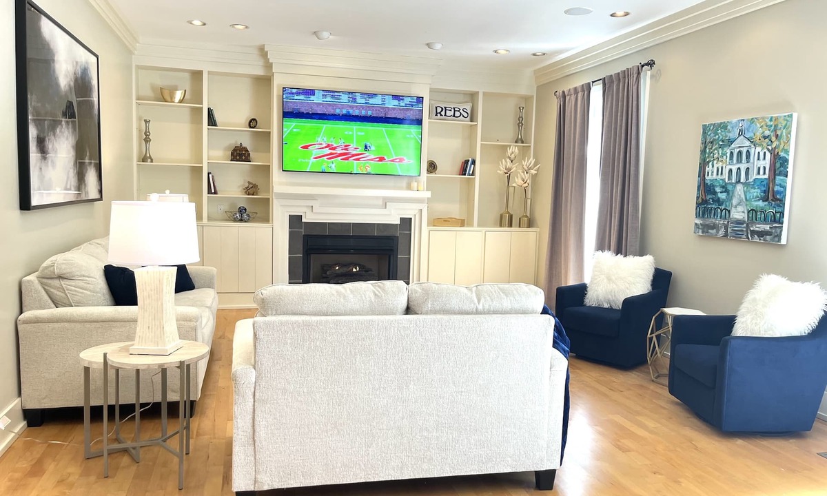 Oxford House | Elegant Home, two blocks to The Square and walk to The Vaught
