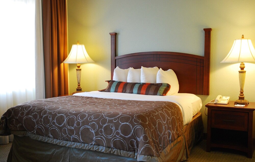 Eden Condo | Equipped Suite Near the Savannah Airport | Seasonal Pool Access