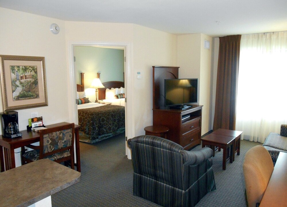 Eden Condo | Equipped Suite Near the Savannah Airport | Seasonal Pool Access