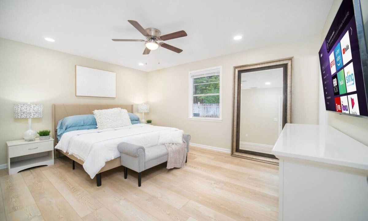Southside House | ~Executive Pad Sleeps 12 Heated Pool & Boardroom~