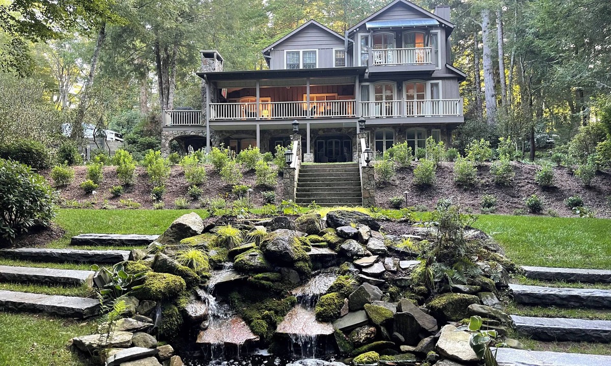 Highlands House | Expansive home, Walk to Downtown,Fiber Optic Wi-FI