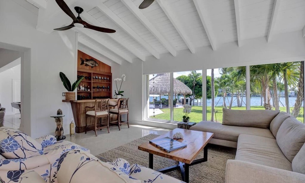 Islamorada House | Experience luxury at The Sapodilla House, a stunning 5-bedroom waterfront retreat in Islamorada.