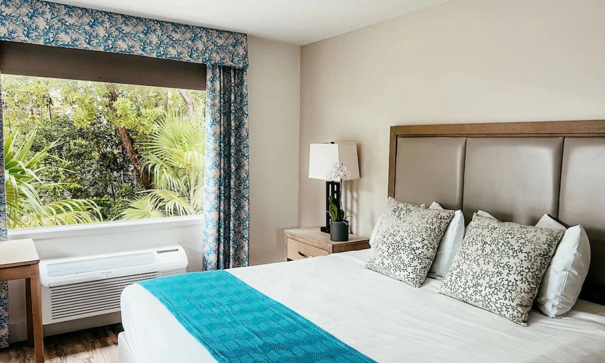 Key Largo Hotel | Experience the Keys: Private Beach, Sunset Dock & Free Paddleboards.
