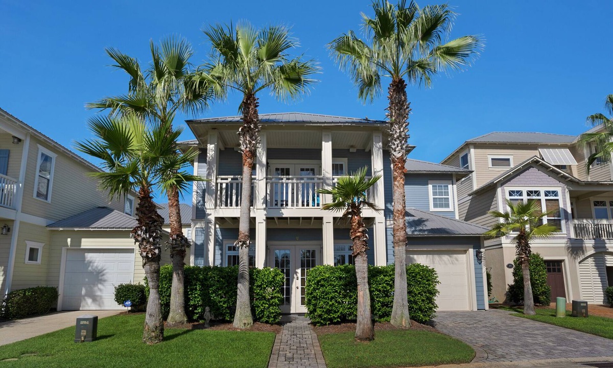 Emerald Waters Village House | Fabulous Home! 2 Pools! Enjoy the Private Beach! Great Location!