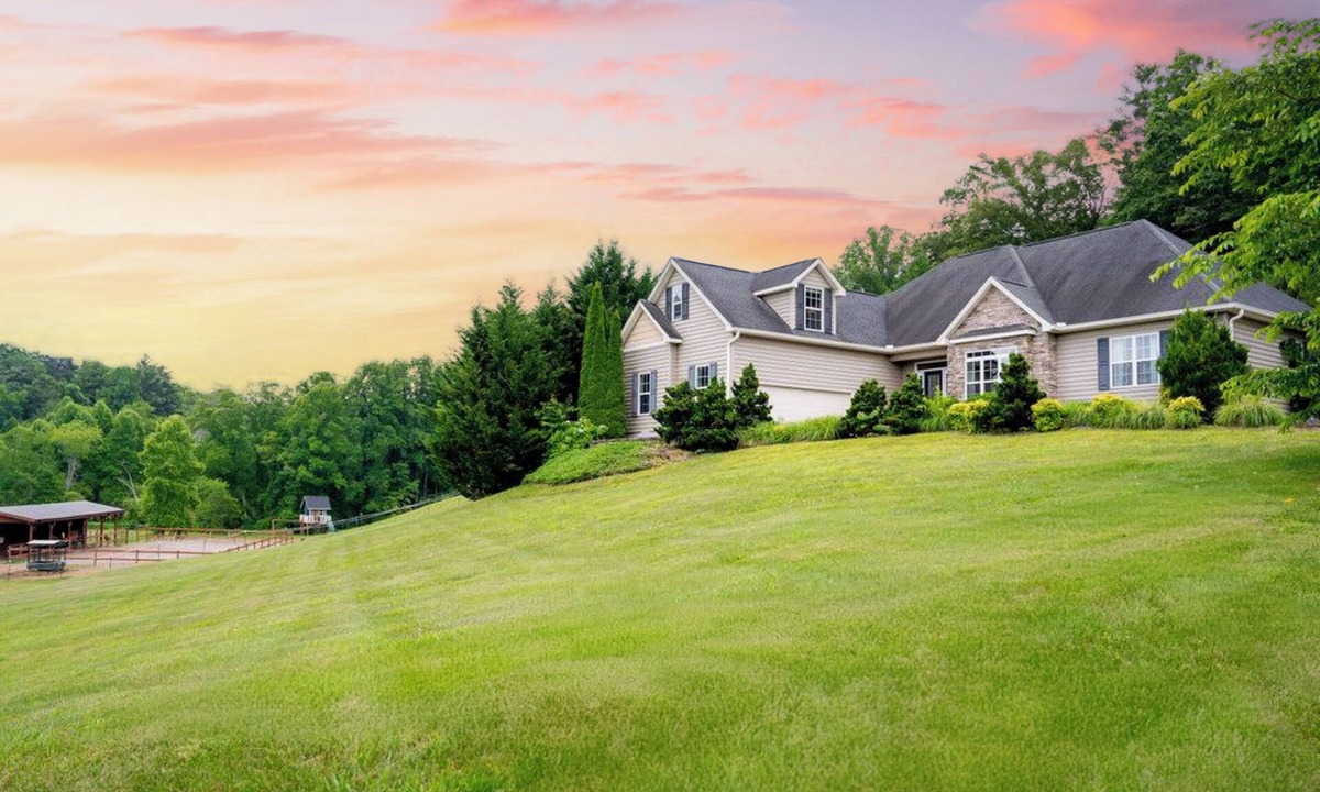 Fairview House | Fairview Vista by AvantStay | 10 Mins to Asheville