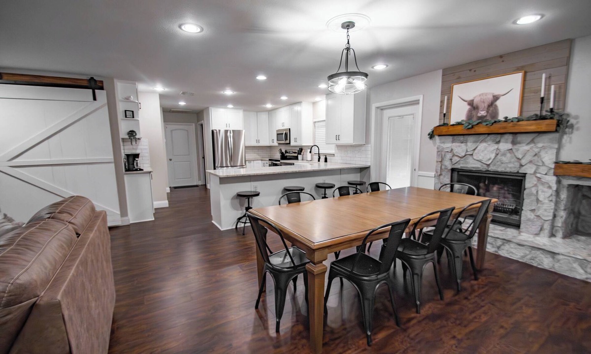Lakeland Highlands House | Family Friendly Cozy 3BR Fireplace Patio Fully Fenced Sleeps 8