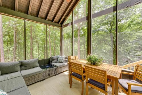Dadeville House | Family-Friendly Dadeville Cabin w/Hot Tub & Porch