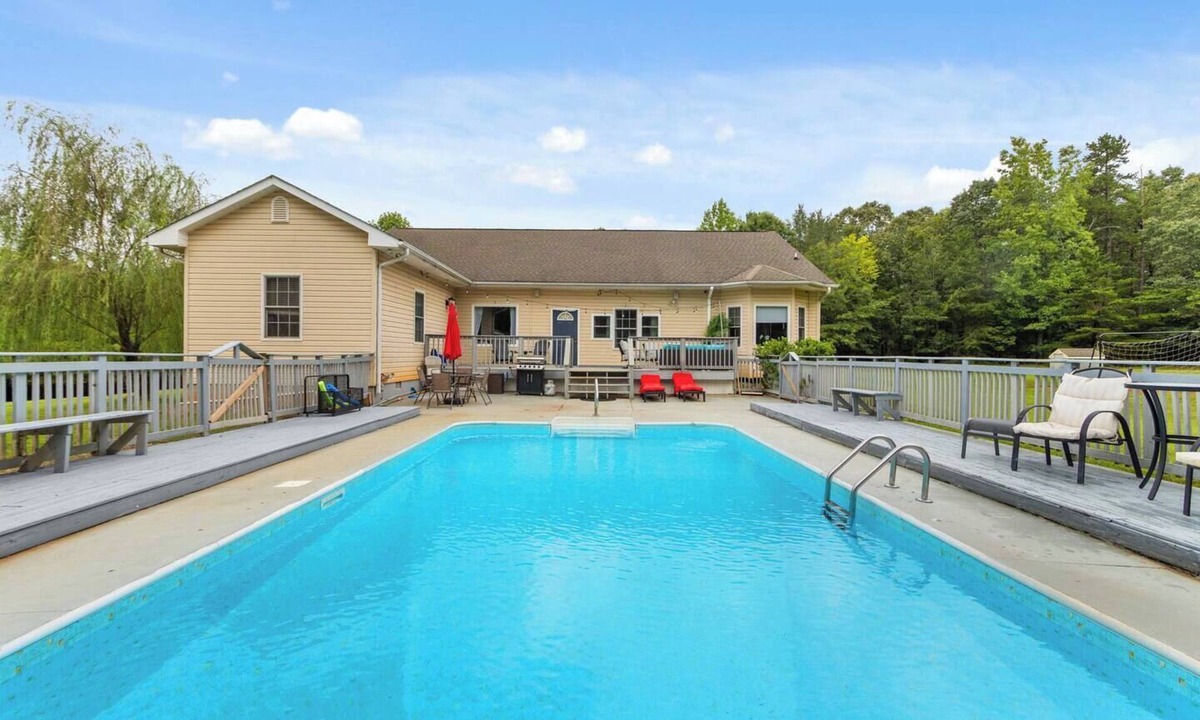 Conestee House | Family Poolside Oasis & Guest Suite 5BR/4BA & YARD