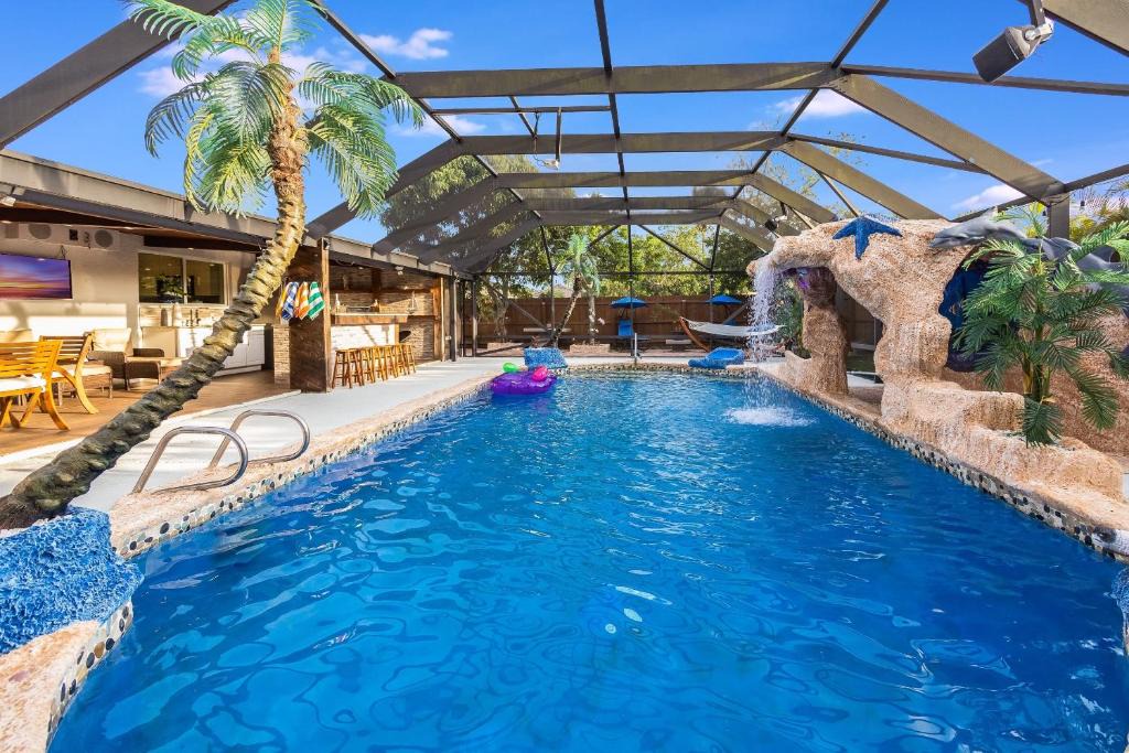 Lake Worth Corridor Villa | Fantasy Resort OMG Pool Waterfall Spa Gym Fast WiFi Hosted by Relaxtay
