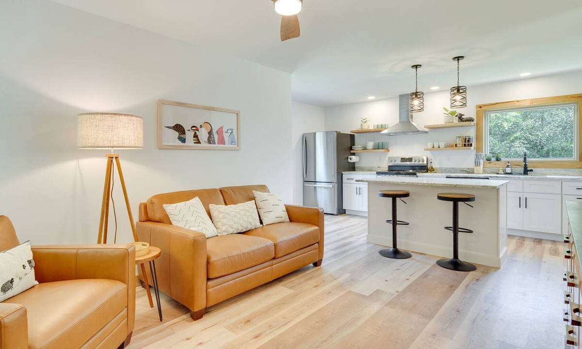 Mills River Cottage | Farm Stay: Bright & Modern Mills River Cottage!