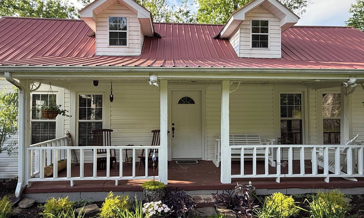 New Site Other | Farmhouse on Rock Creek Farm in Belmont. Enjoy a treehouse & wade Rock Creek