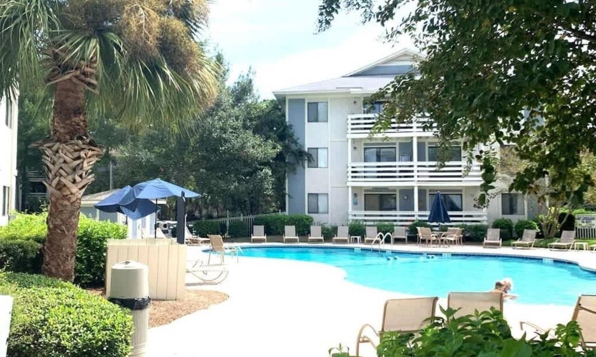Folly Field Condo | Fiddler’s Cove 20I: Modern 2BR Condo with Pools, Tennis & Pickleball