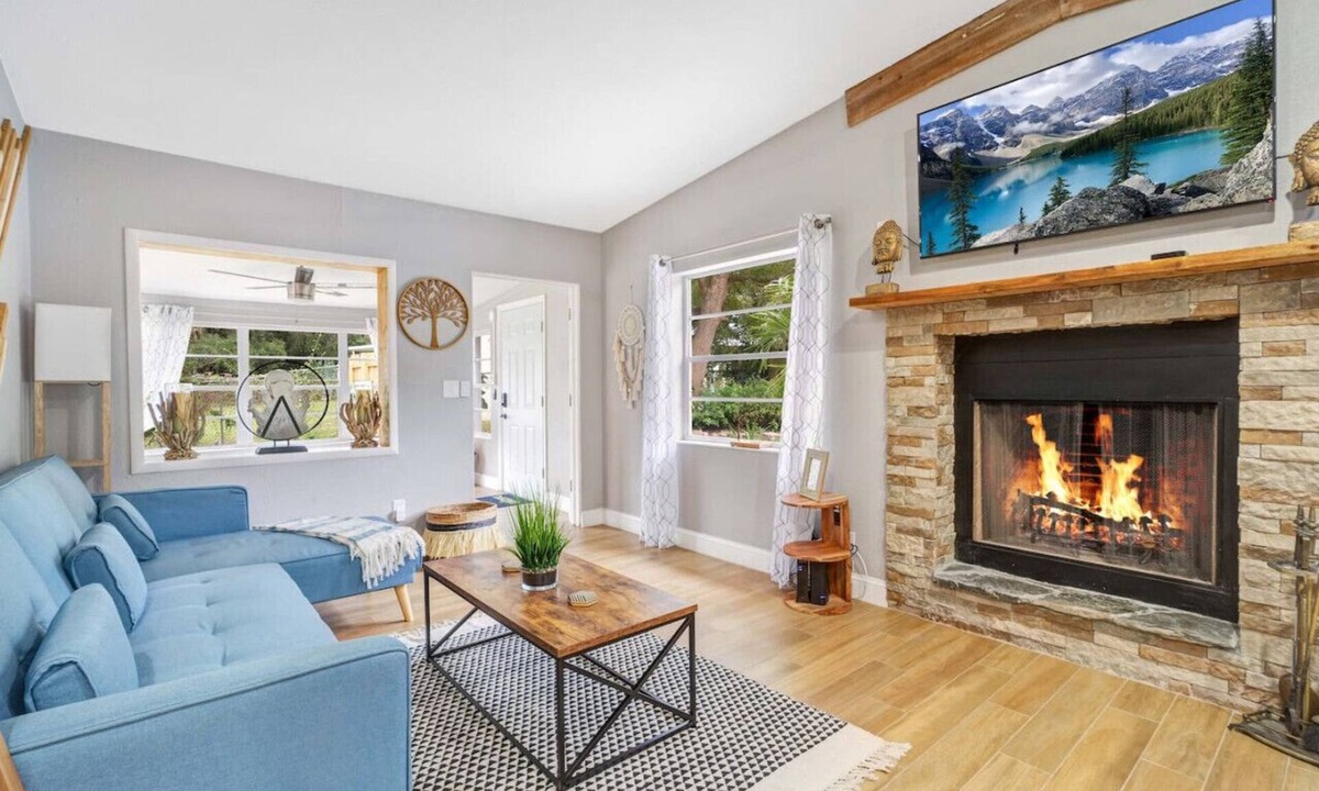 Conway House | Fireplace + Lake View + 10min to dwtn + near parks