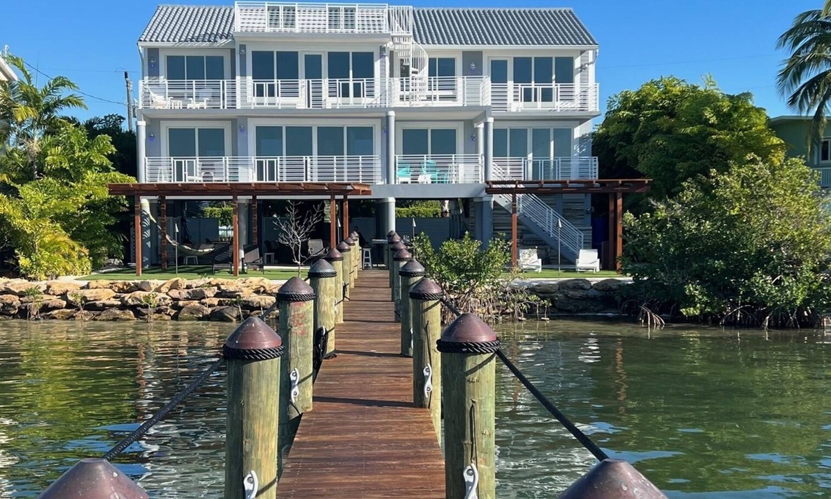 Pirates Cove House | FISHERMANS Paradice a Beach waterfront property on Pirates Cove Buccaneer Point
