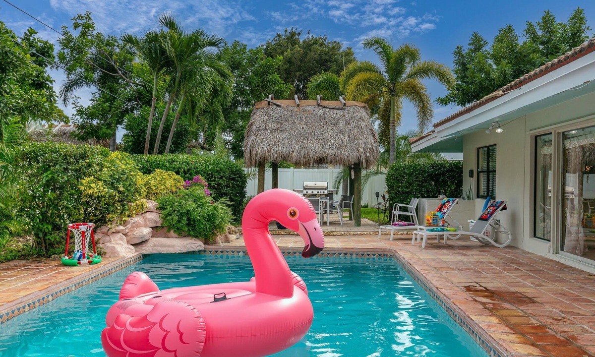 Harbor Village House | FL Luxury! 4BR/2.5BA/Kng Ste,Htd Amazing Pool,Tiki Hut & Fire Pit -Walk to Beach