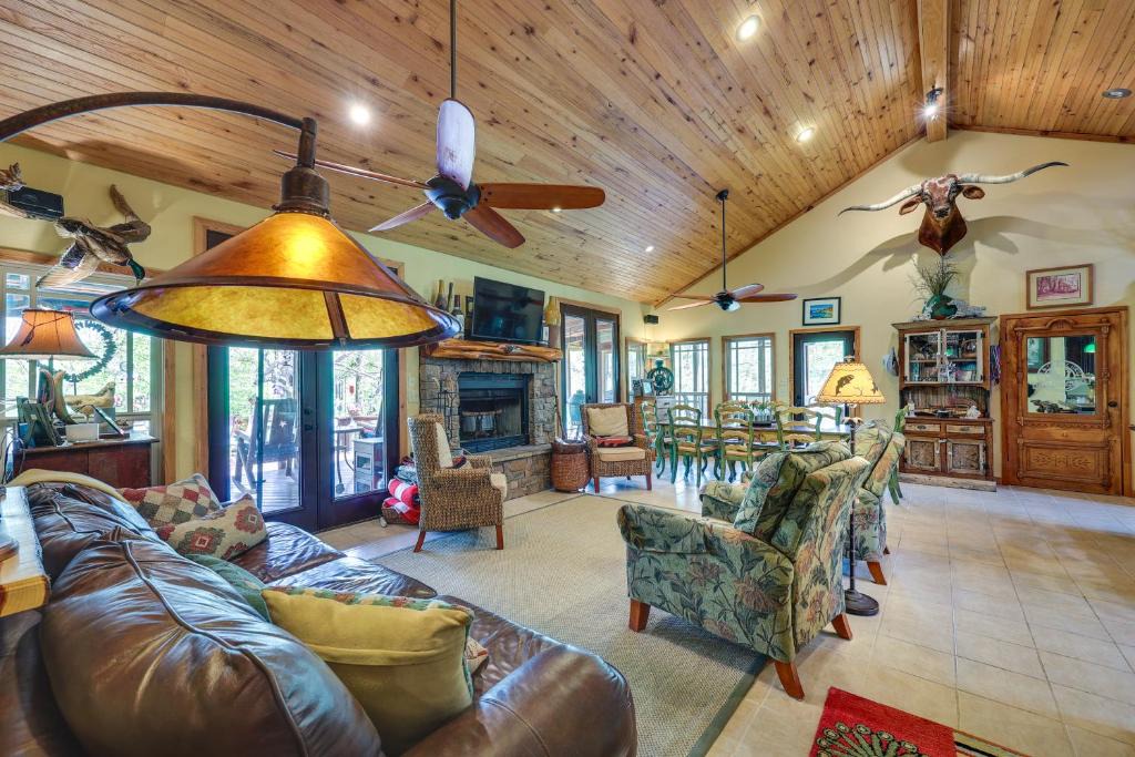Caddo Gap House | Flag Hole Riverfront Cabin Near Local Attractions!