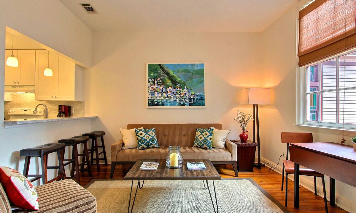 Metropolitan Apartment | Fountain View Cottage, Beautiful Savannah Home