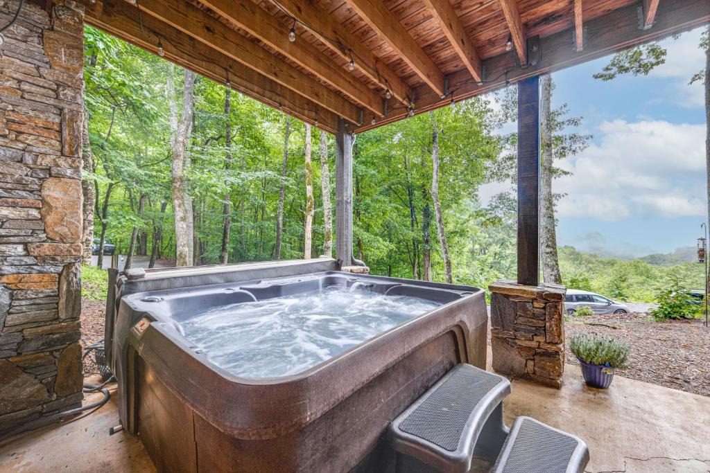Franklin House | Franklin Cabin w/Hot Tub, Theater & Fire Pit!