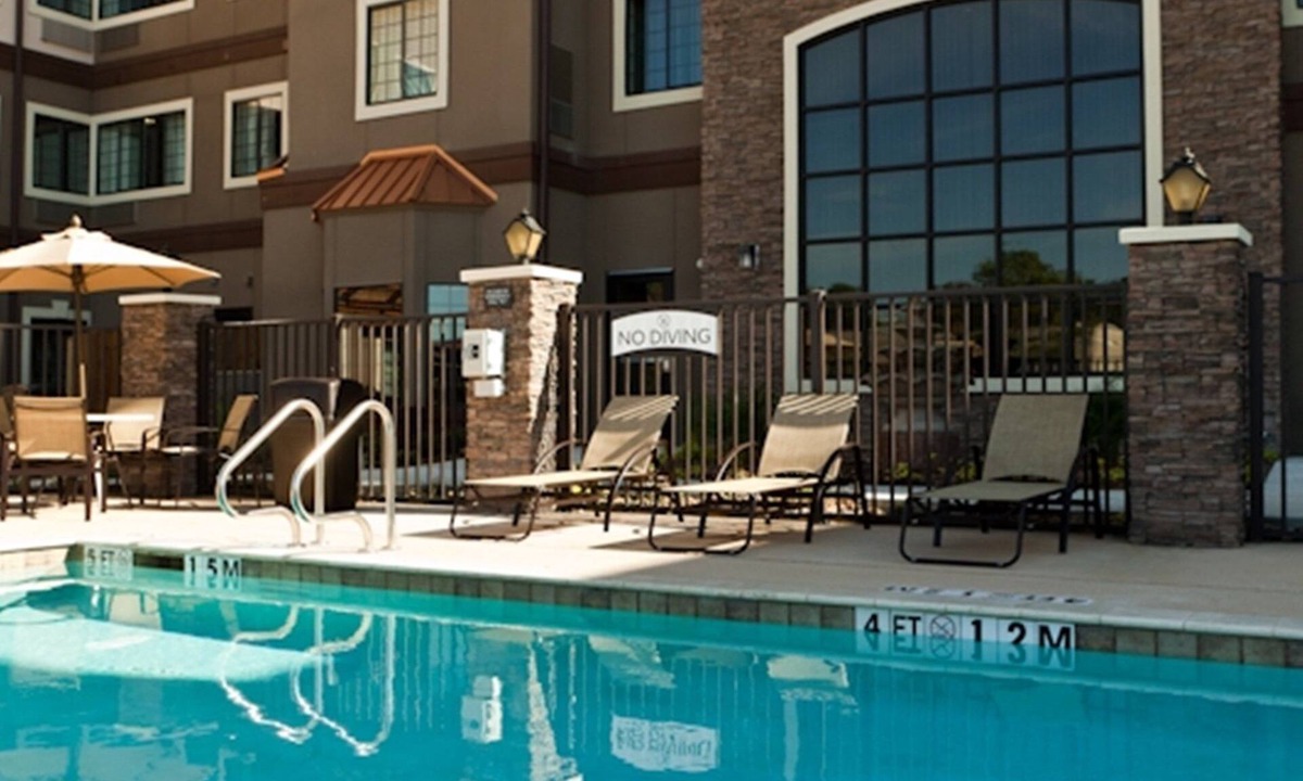 Aldine Apartment | Free Breakfast Buffet + Outdoor Pool | Comfy Suite
