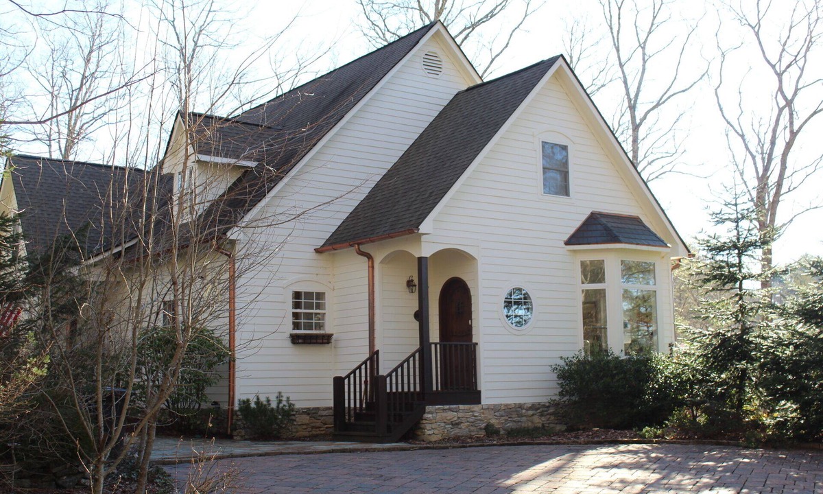 Highlands House | Freshly Decorated, 1.5 miles to downtown Highlands w/views of Mount Satulah!