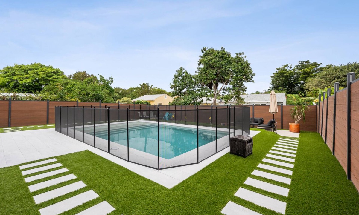 Poiciana Park II House | Full Home w/Heated Salt Water Pool/Mini Golf, Private/Clean, Iconic location!