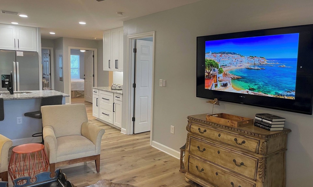 Keowee Condo | GAMEDAY GETAWAY! Marvelous 4-bedroom condo in Seneca with AC, fitness room, WiFi