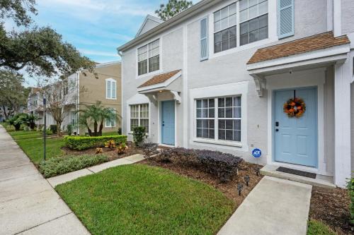 New Tampa House | Gated Upscale 2BR Townhome - KING Bed, Pool, WiFi, Wash & Dry, AC, Private Patio facing preserves, Free Parking - NICE FOR Medical, Business, Groups, Relo - by Moffitt Cancer CTR, Tampa Palms, Hunters Green, Live Oak, Cory Lake, New Tampa, Wesley Chapel