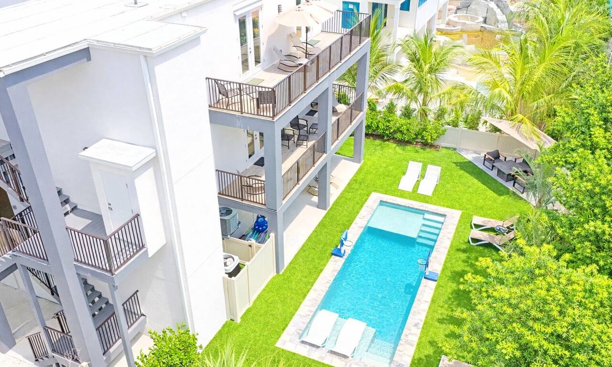 Siesta Key Condo | Gertrude's | 100% Private Resort-like home & pool, 500ft to private Siesta Key beach access!