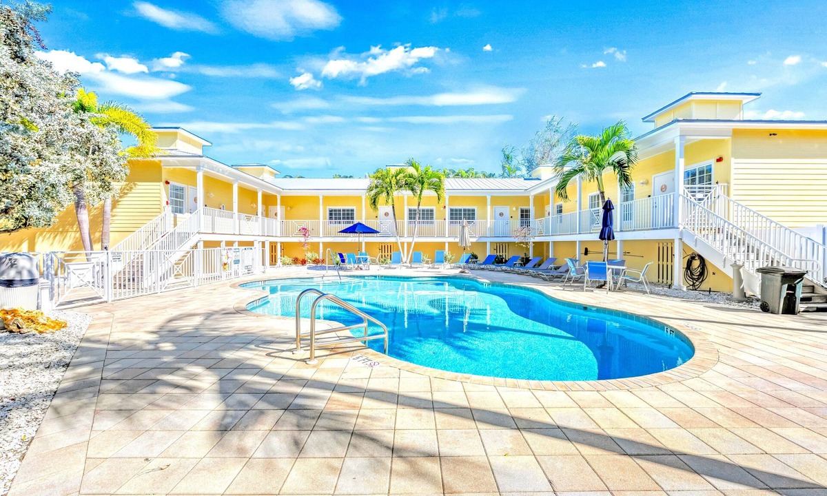 Siesta Key House | Gertrude's Siesta | Pool, Jacuzzi! 1-minute to Beach! 4-min Dining & Music!
