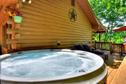 Ellijay House | Goldfinch Rustic - Retreat w Hot Tub& Fire Pit