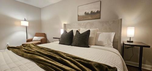 Mayhew House | Golf-Side Retreat Calm Central Stylish