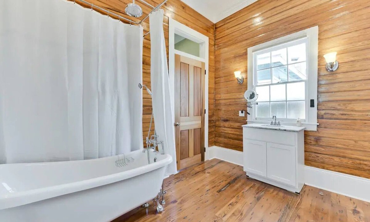 Arts/Warehouse District Cottage | Gorgeous Historic New Orleans Cottage