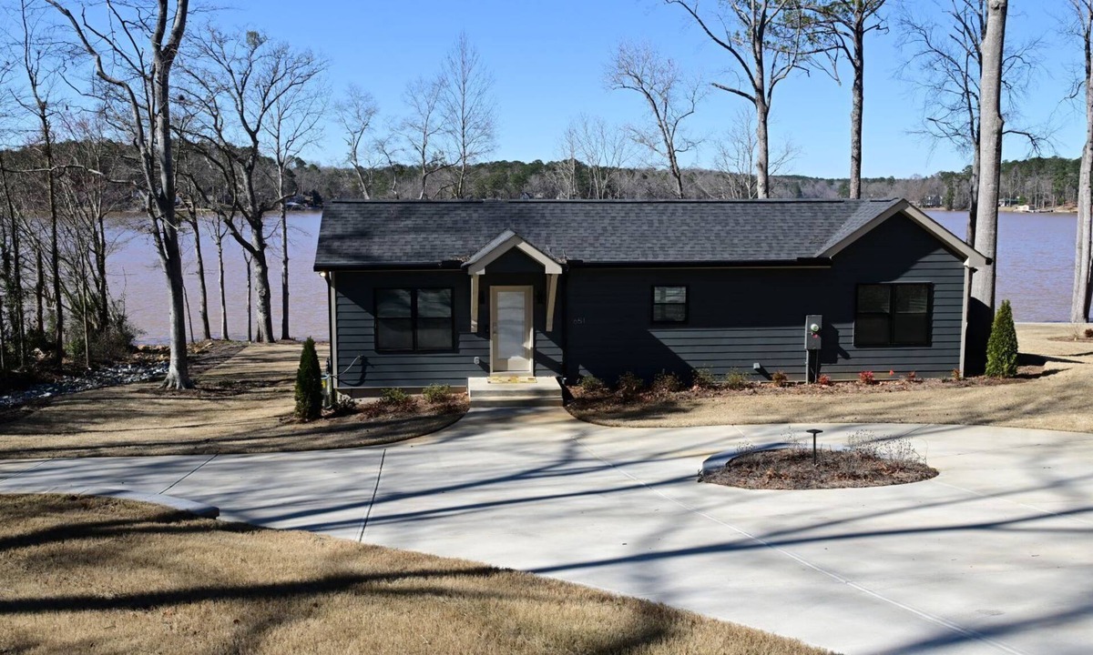 Monticello House | Gorgeous Lakefront Bungalow on Lake Jackson with Large Deck - Perfect getaway!