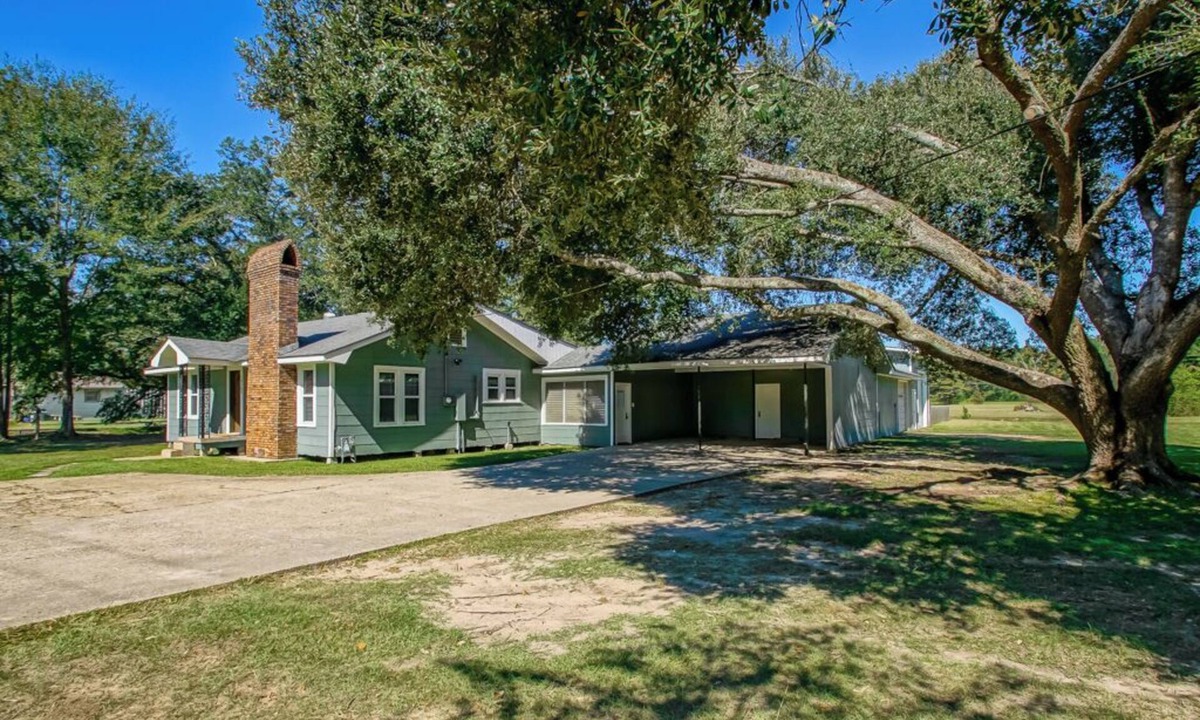 Central House | Gotta "Lovett" Farmhouse -Spacious 3 bedroom home on sprawling 6+ acres