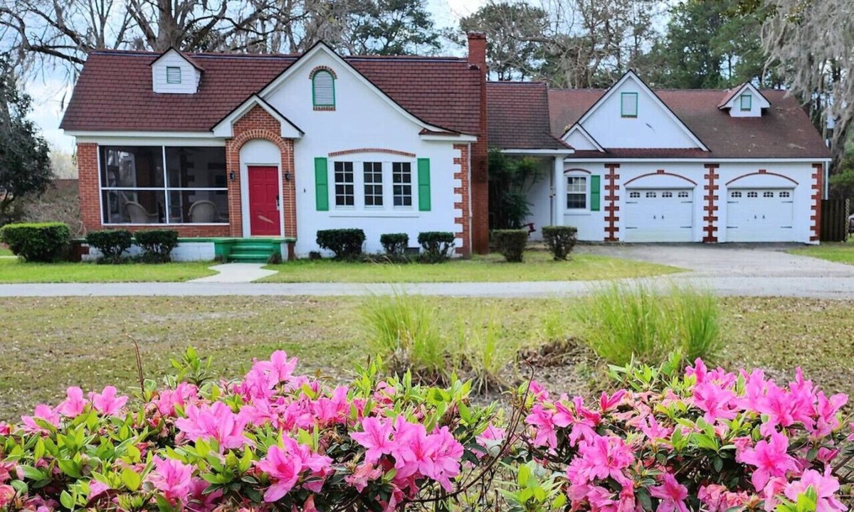 Midway House | Grandma’s House at Mid Way Retro Retreat Pet & Family Friendly