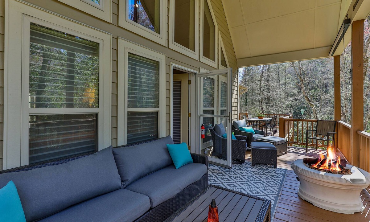 Sapphire House | Great Location for Rest and Relaxation.along with a Hot Tub!