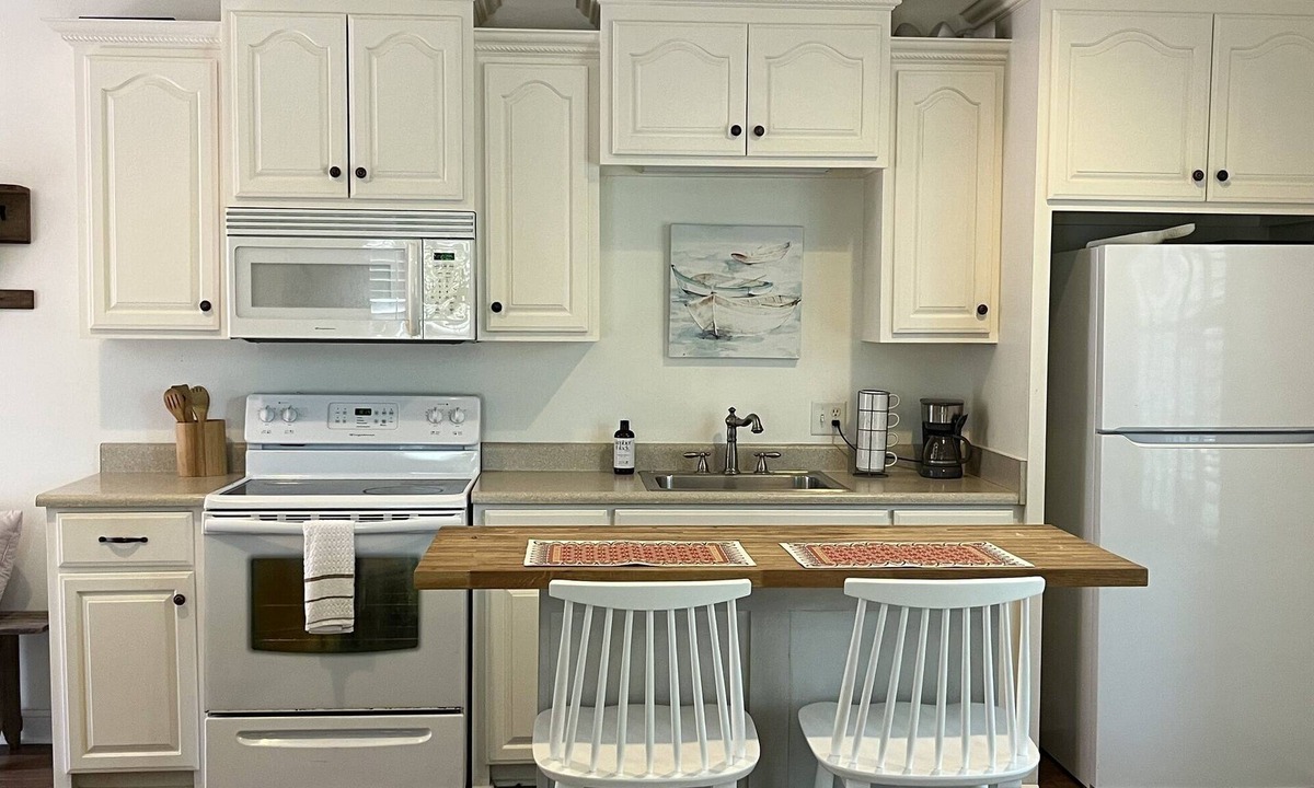 Darien Apartment | Great Location! This adorable carriage house style studio apartment is located in the center of it all in Darien. The Darien Riverfront, restaurants and shops are literally steps away.
