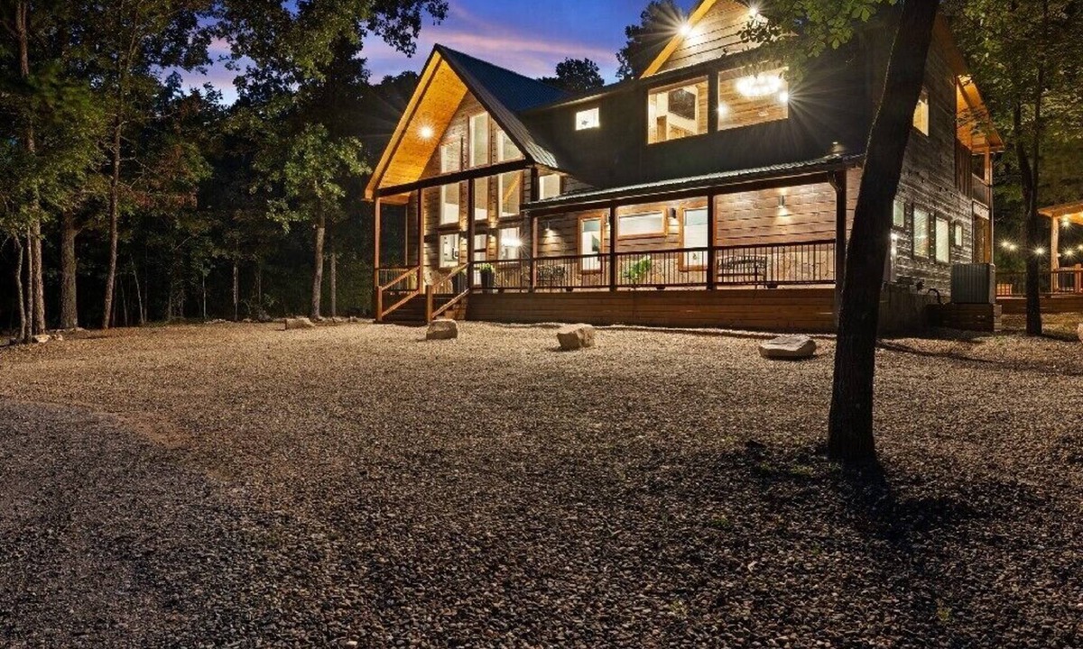 Hochatown Cabin | ✨Hampton's Hideaway: Luxury cabin with 🎲 Games, 🪁 Playground, and 💦 Hot Tub✨