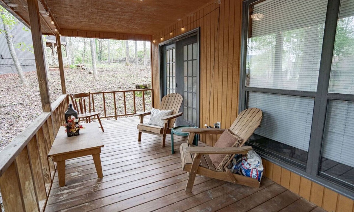 Blairsville Cabin | `Hansel`: Spacious Cabin w/Views, Greenery, Deck!