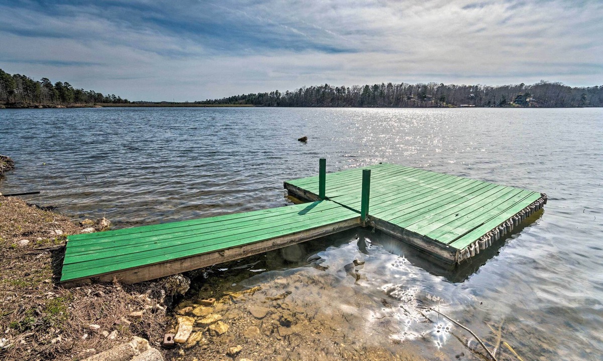 Ferndale House | Harrod's Hideaway w/Deck, Dock on Lake Norrell