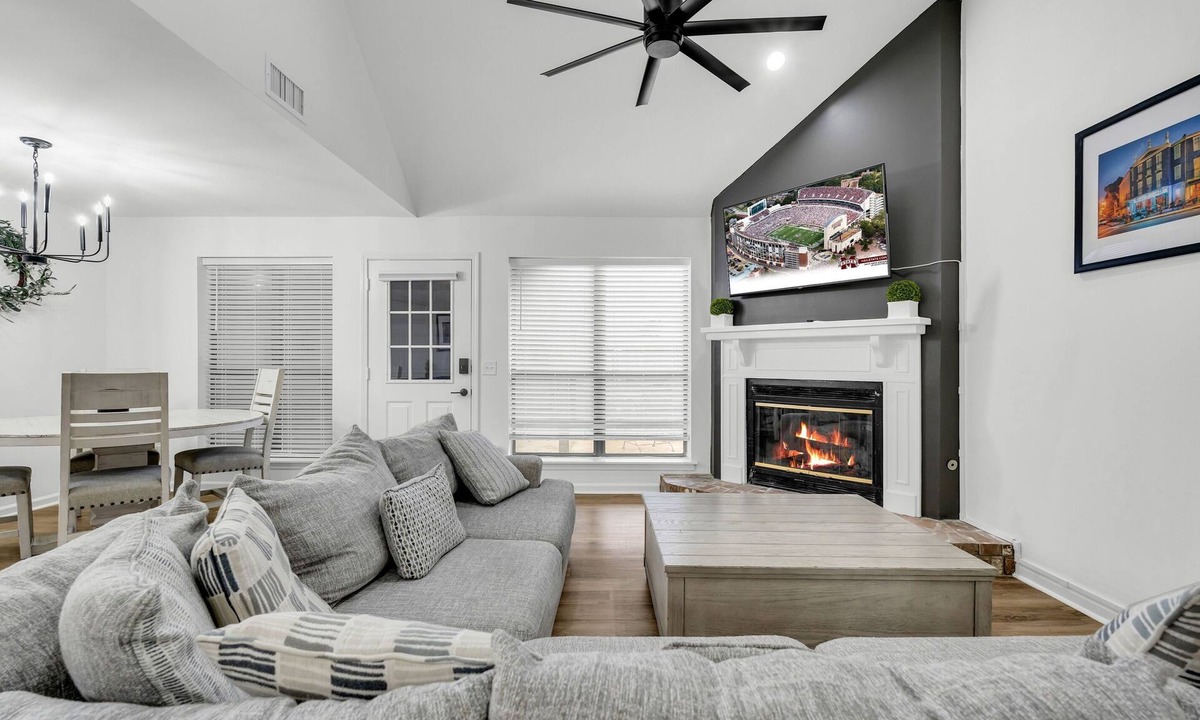 Starkville House | Heart of MSU Modern Townhouse | 3BR | Garage