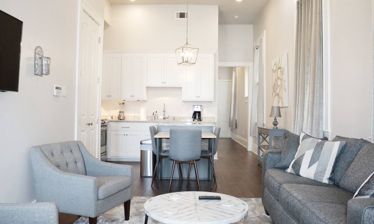 Lower Garden District Apartment | Historic 2BR Walkable Lower Garden District