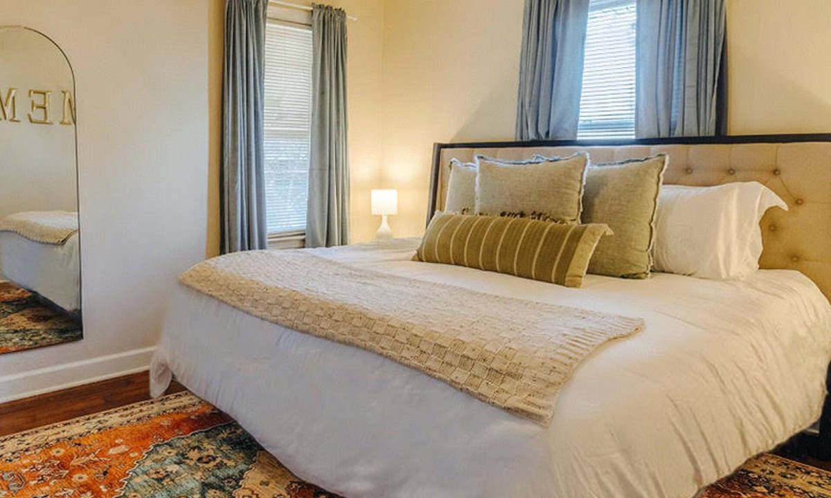 Cooper-Young Historic District House | Historic Revival King Bed Liberty Bowl Memphis 893