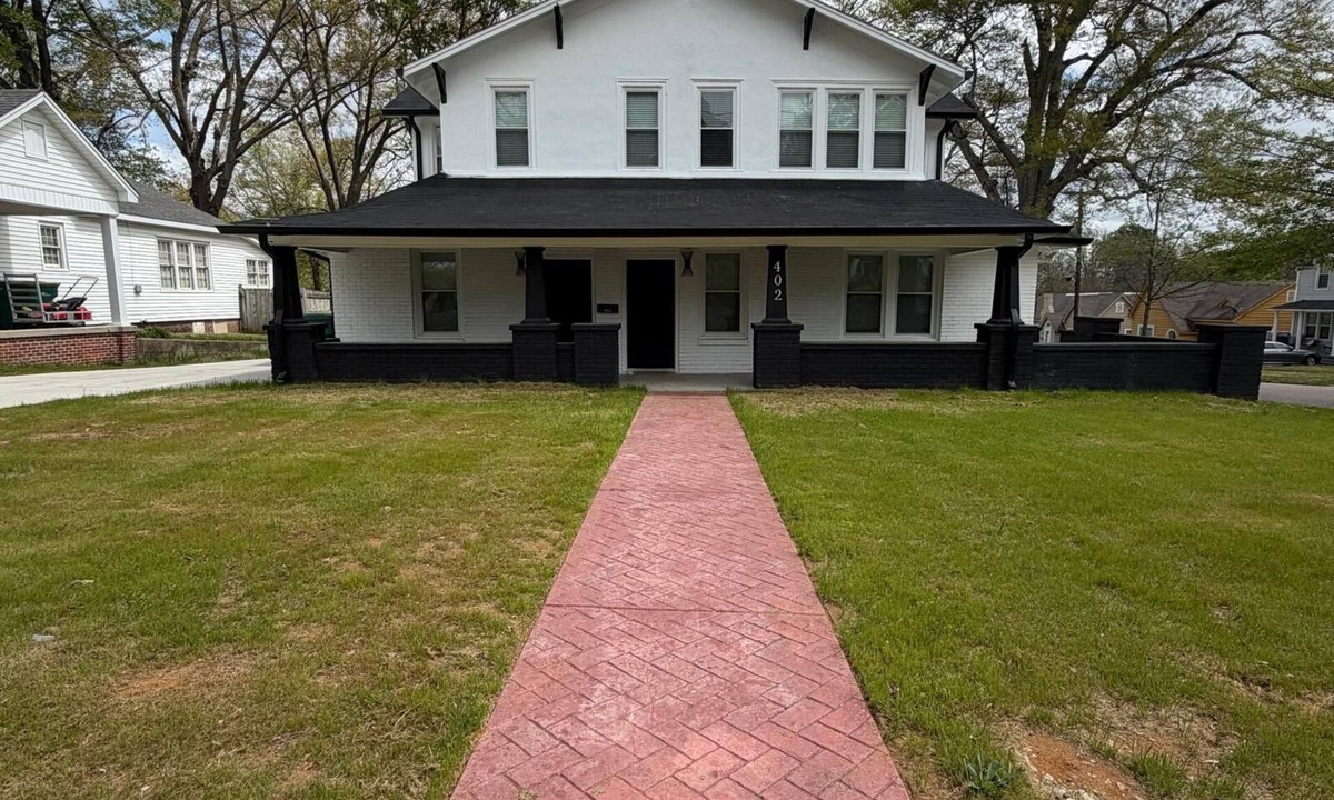 Tupelo House | Historical 7-Bedroom Retreat in the Heart of Tupelo - Sleeps 10-20!
