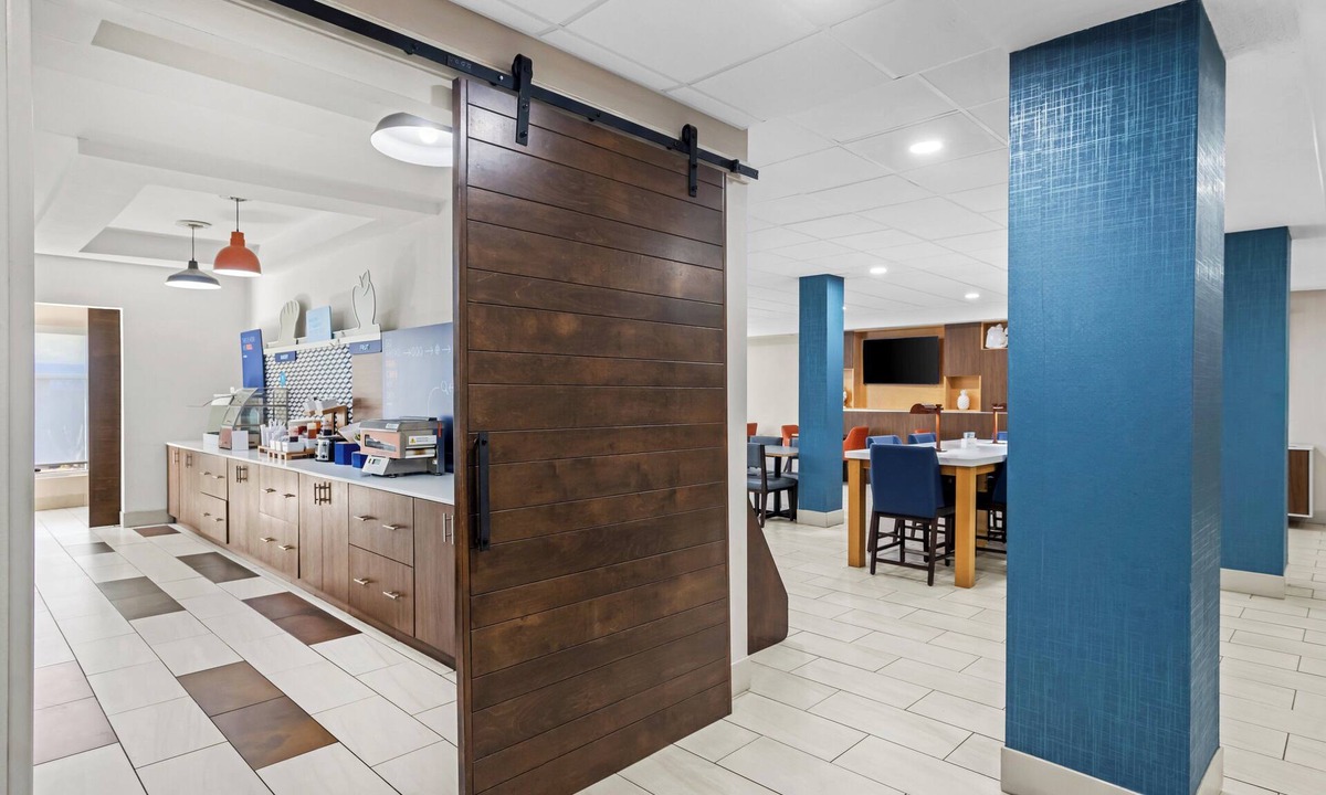 Windsor Forest Hotel | Holiday Inn Express and Suites Savannah - Midtown by IHG