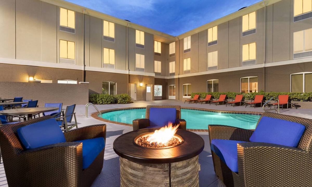 Auburn Hotel | Holiday Inn Express Hotel & Suites Auburn - University Area by IHG