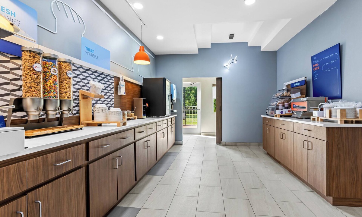 Florence Hotel | Holiday Inn Express Hotel & Suites FLORENCE NORTHEAST by IHG