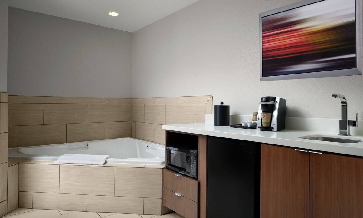 Kenner - Louis Armstrong International Airport Hotel | Holiday Inn Express & Suites New Orleans Airport South by IHG