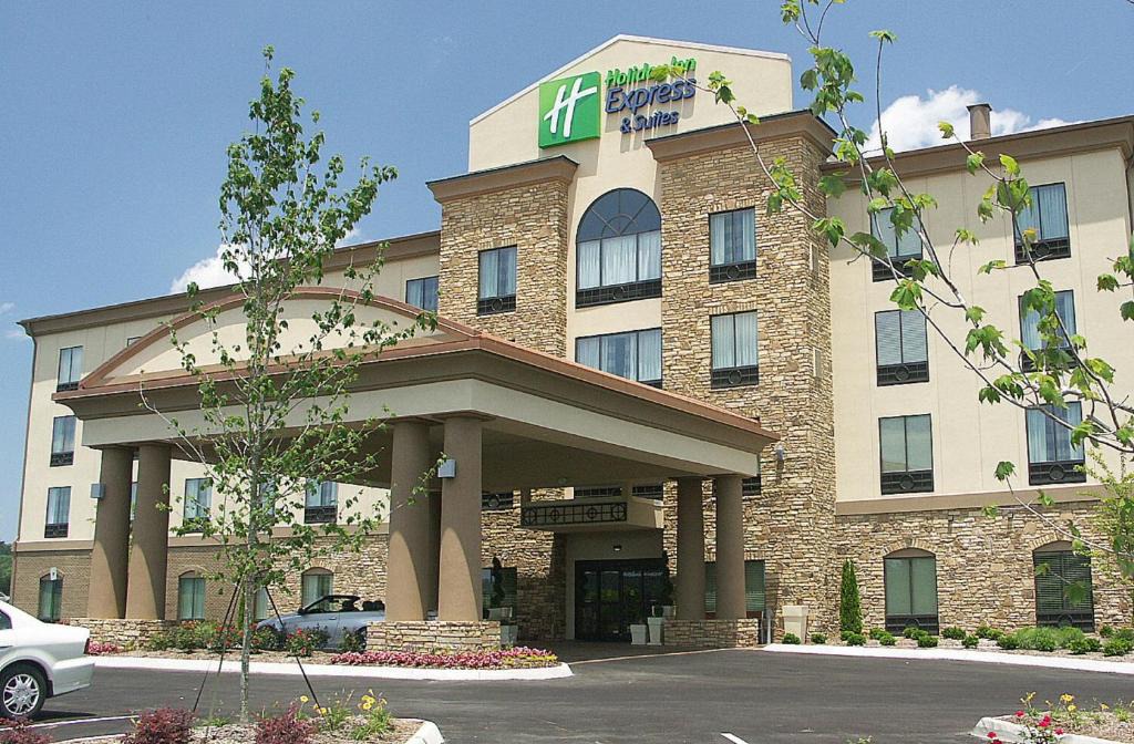 Cleveland Hotel | Holiday Inn Express & Suites - Cleveland Northwest by IHG