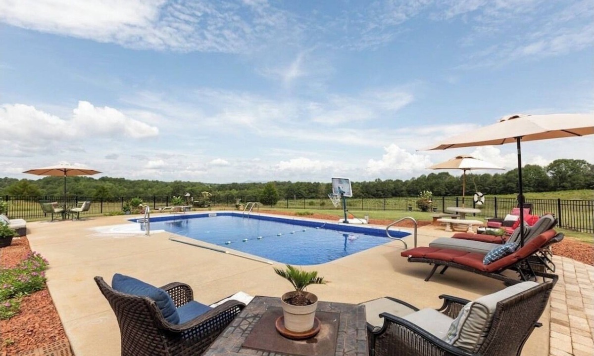 Chesnee House | Holy Cow Farms a large modern Farm House.11 miles from Tryon TIEC. Pool & HotTub